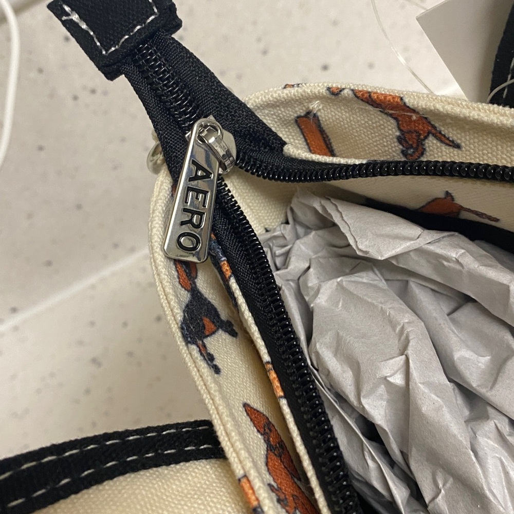 NWT.  Aeropostale, canvas, dachshund handbag. - Picture 13 of 15